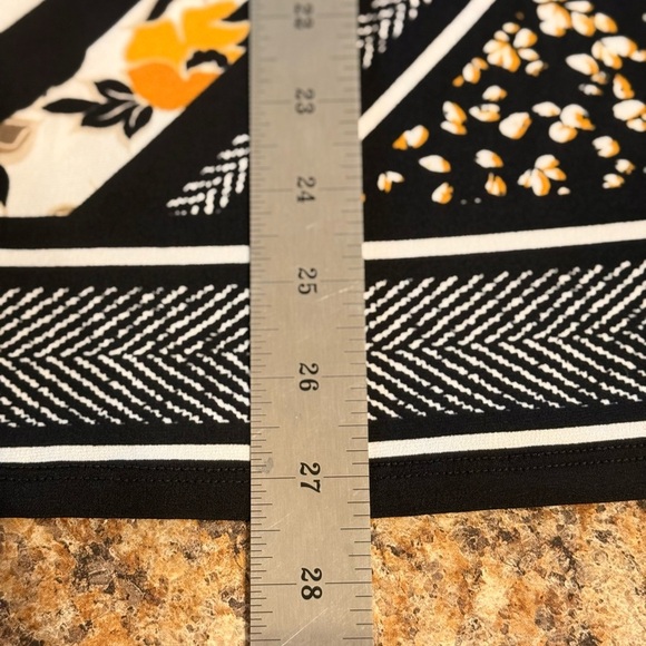 JM Collection Floral Chain Poly Span Tunic Top Black White Gold Toggles Med - Picture 10 of 15